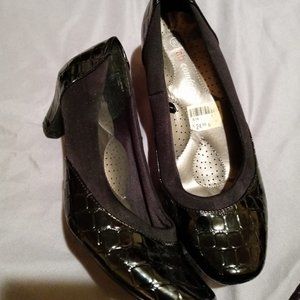 Black low heel shoes